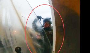 Ordenan prisión a exmilitar de EE.UU. que atacó a palos a policía durante asalto al Capitolio