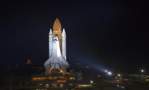 El transbordador Endeavour es instalado en posición de lanzamiento en museo de Los Ángeles