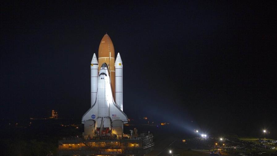 El transbordador Endeavour es instalado en posición de lanzamiento en museo de Los Ángeles