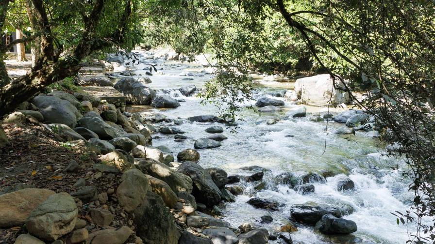 Ministro de Medio Ambiente dice es falso video que muestra sillas y mesas dentro del río Fula