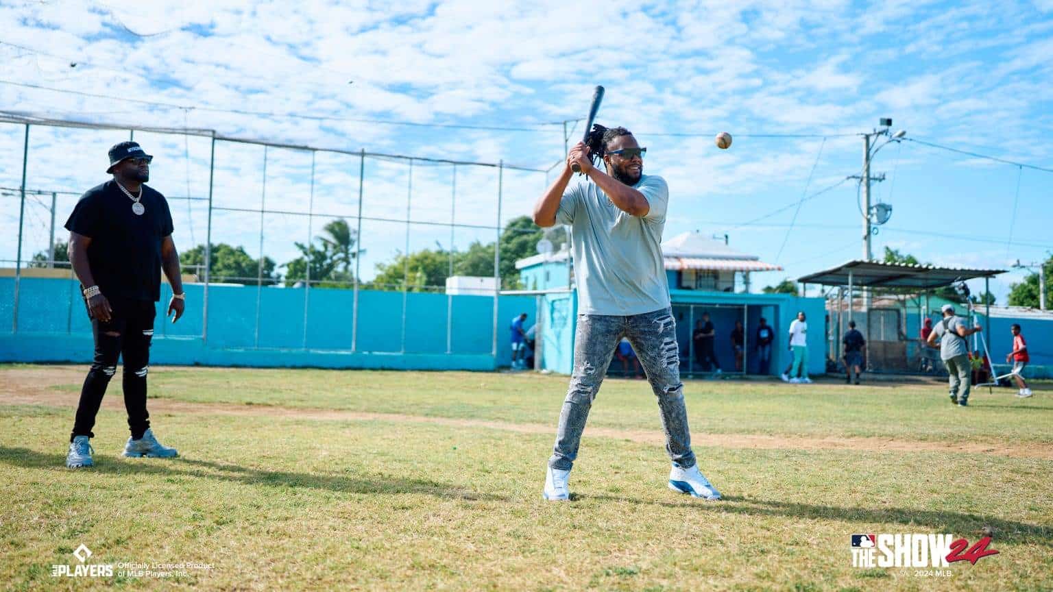 Guerrero Jr., durante la filmación del video con David Ortiz al fondo.