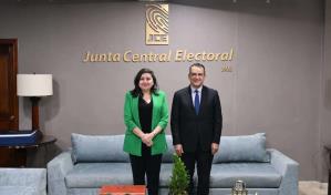 Presidente de la JCE recibe a la encargada de negocios de la Embajada de EE.UU. en RD
