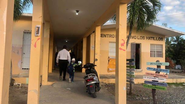 Enajenado trata de entrar nuevamente a escuela en Hato Mayor y agrede a portero