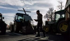 Los agricultores bloquean las rutas de Francia a la espera de los anuncios del Gobierno