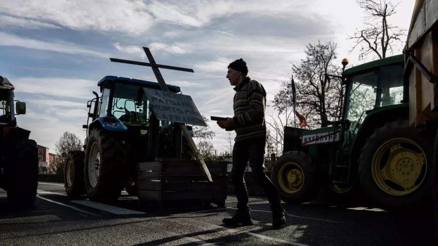 Los agricultores bloquean las rutas de Francia a la espera de los anuncios del Gobierno