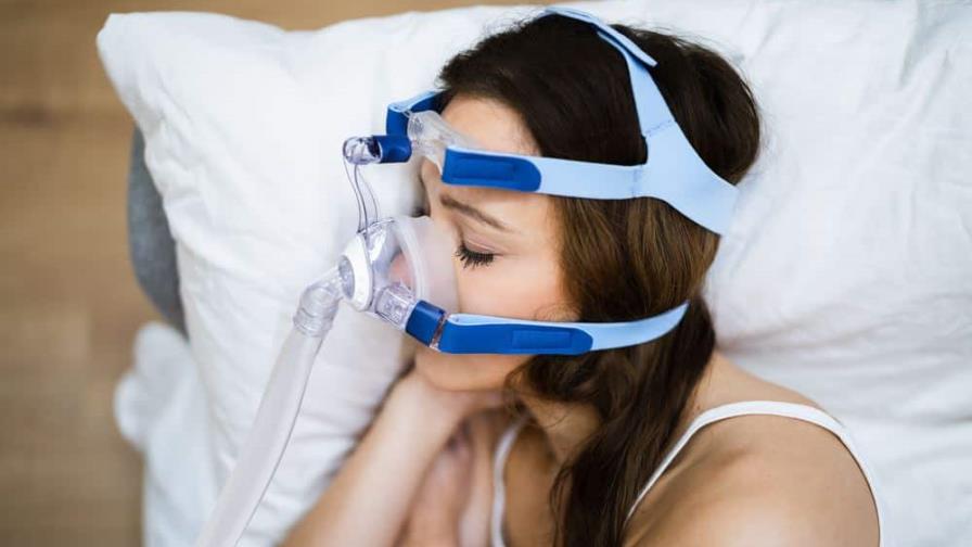 Suspenden en EE.UU. venta de máquinas para apnea del sueño que bombean espuma a los pulmones