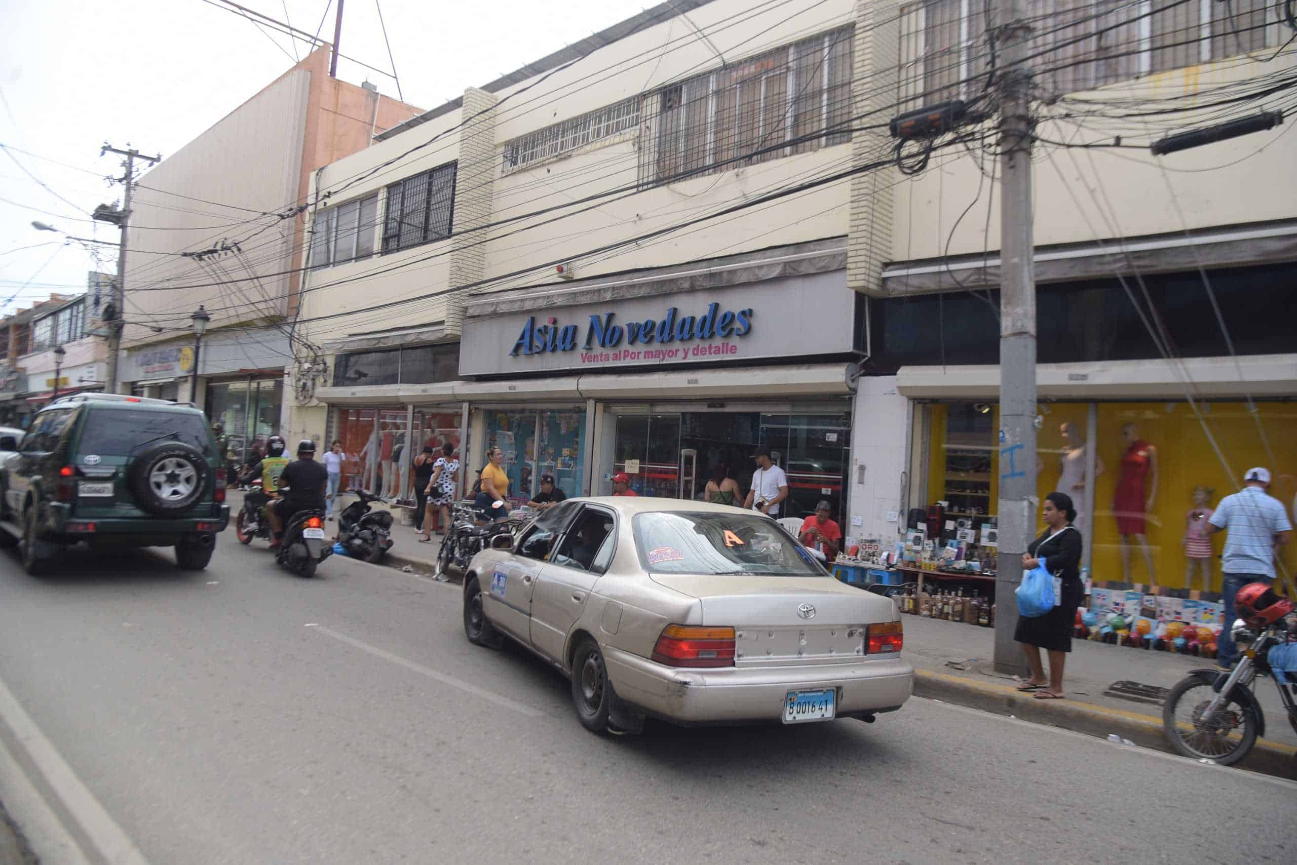 Vista de un negocio asiático en una calle comercial de Santiago.