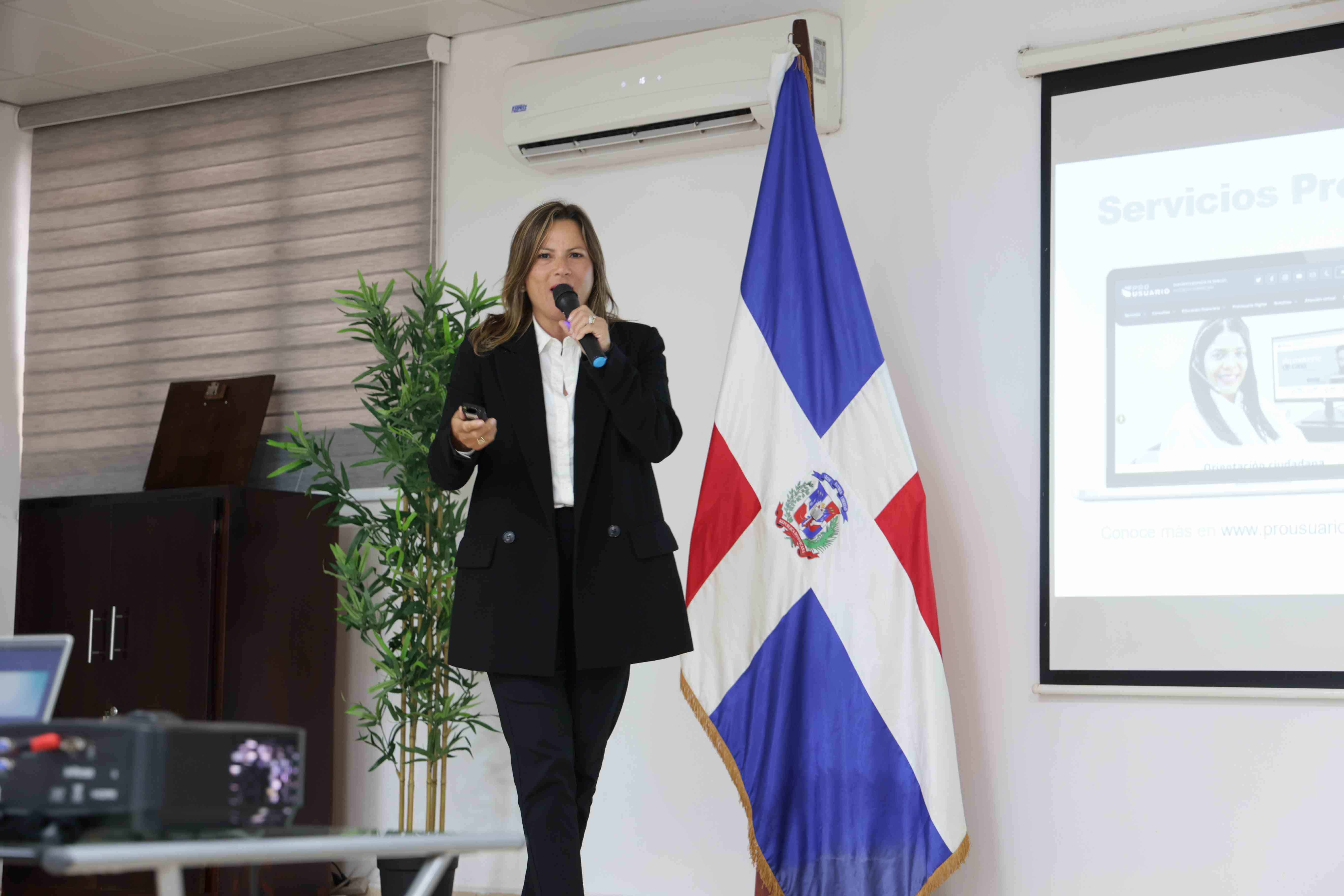 La directora de la Oficina de Servicios y Atención al Usuario (ProUsuario), Natalia Sánchez.