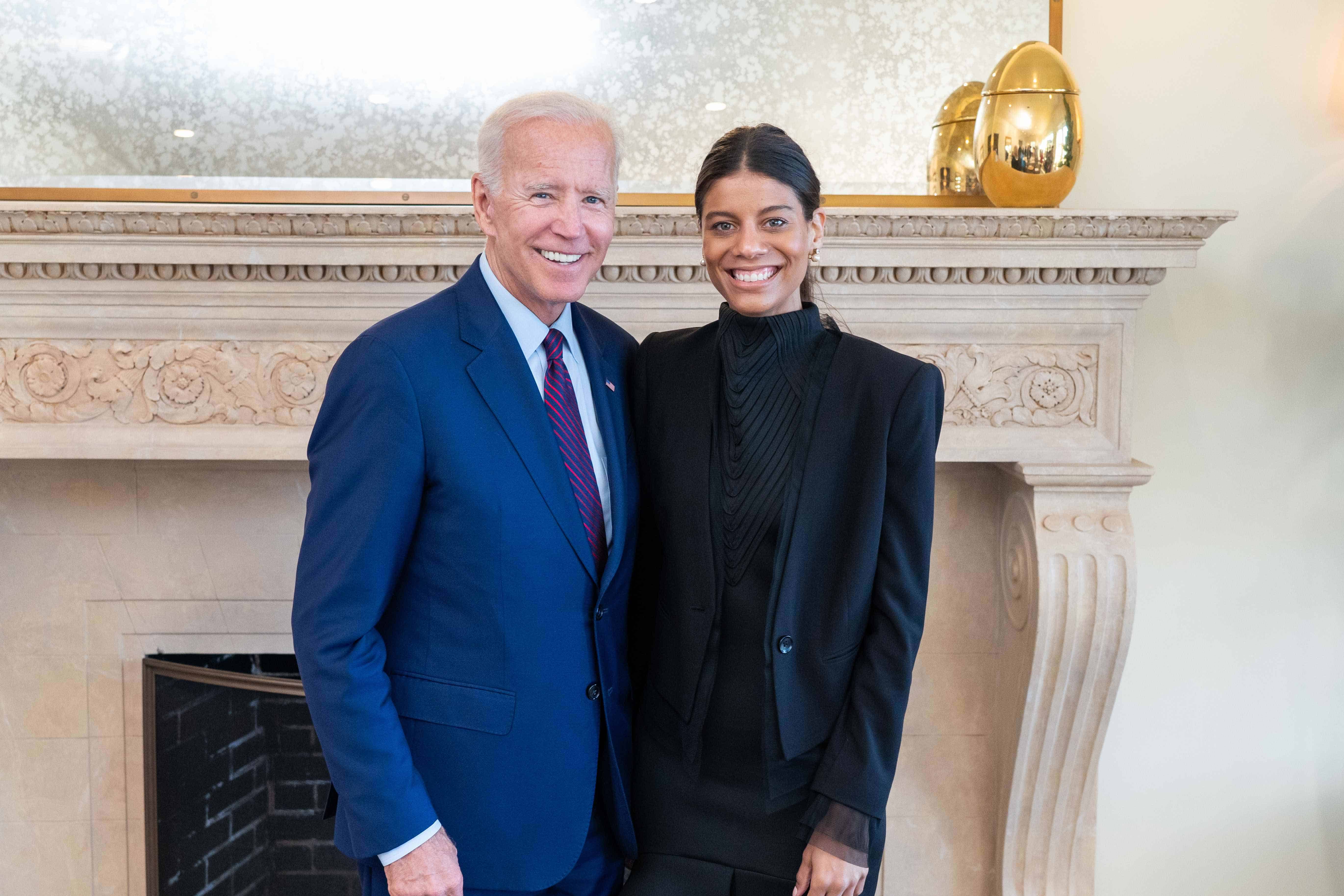 Paola Santana junto al presidente de los Estados Unidos, Joe Biden. 