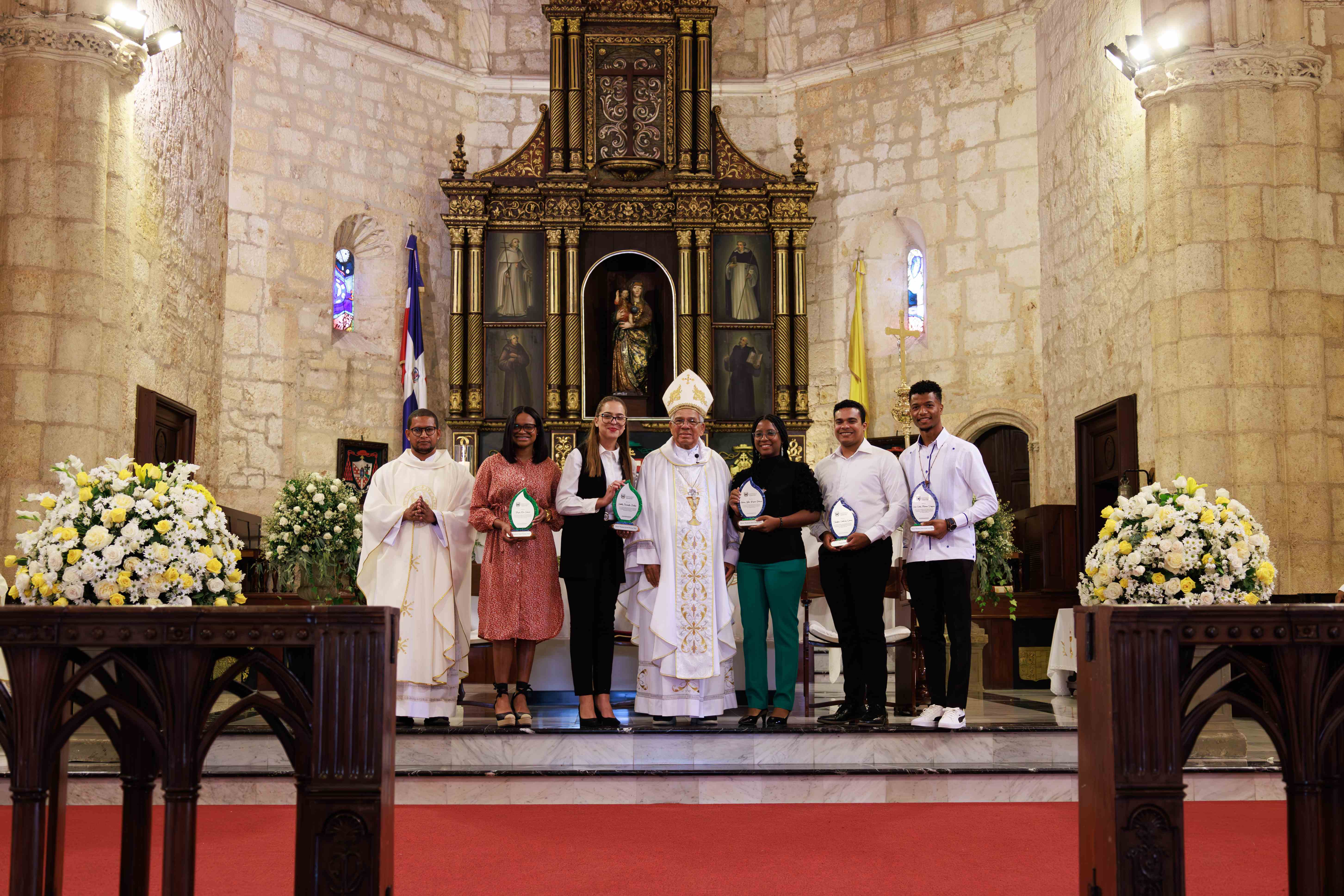 En la misa participaron varios sacerdotes.
