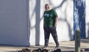 Hallan restos quemados de estatua de Jackie Robinson, robada en parque público de Kansas