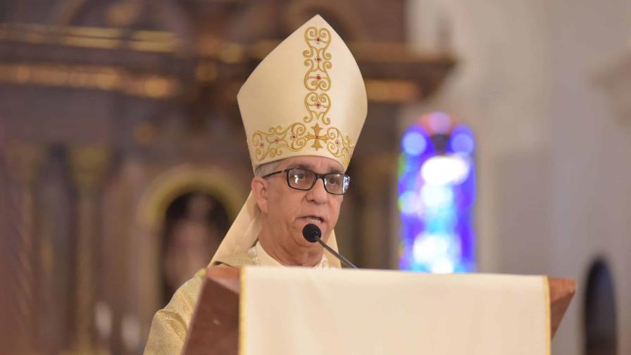 Arzobispo de Santiago insta a la juventud a tratar a todos los seres humanos de manera igualitaria
