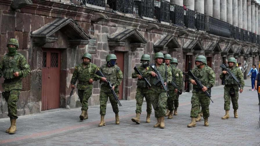 Más de 1.5 toneladas de droga y 43 armas incautadas en una semana en Ecuador