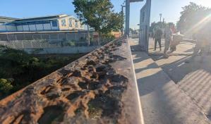 Camioneros haitianos y dominicanos temen que se desplome puente que une ambos países por Dabajón