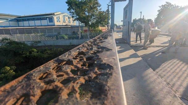 Camioneros haitianos y dominicanos temen que se desplome puente que une ambos países por Dabajón