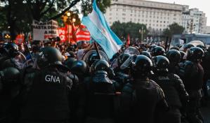 Incidentes entre policía y manifestantes en los alrededores del Congreso argentino