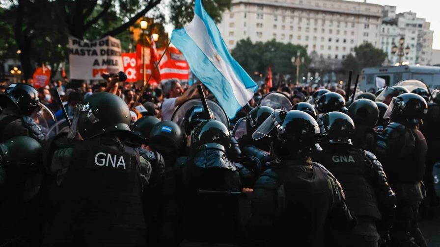 Incidentes entre policía y manifestantes en los alrededores del Congreso argentino