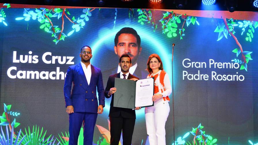 Doctor Luis Cruz Camacho recibe Premio Nacional de la Juventud 2024 