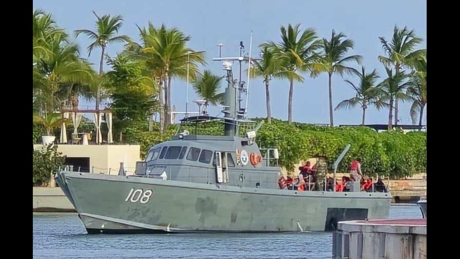 Embarcación con 33 dominicanos que viajaban ilegalmente a Puerto Rico se daña y llaman al 911