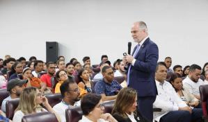 Superintendencia de Bancos imparte charla sobre finanzas a 1,700 jóvenes universitarios