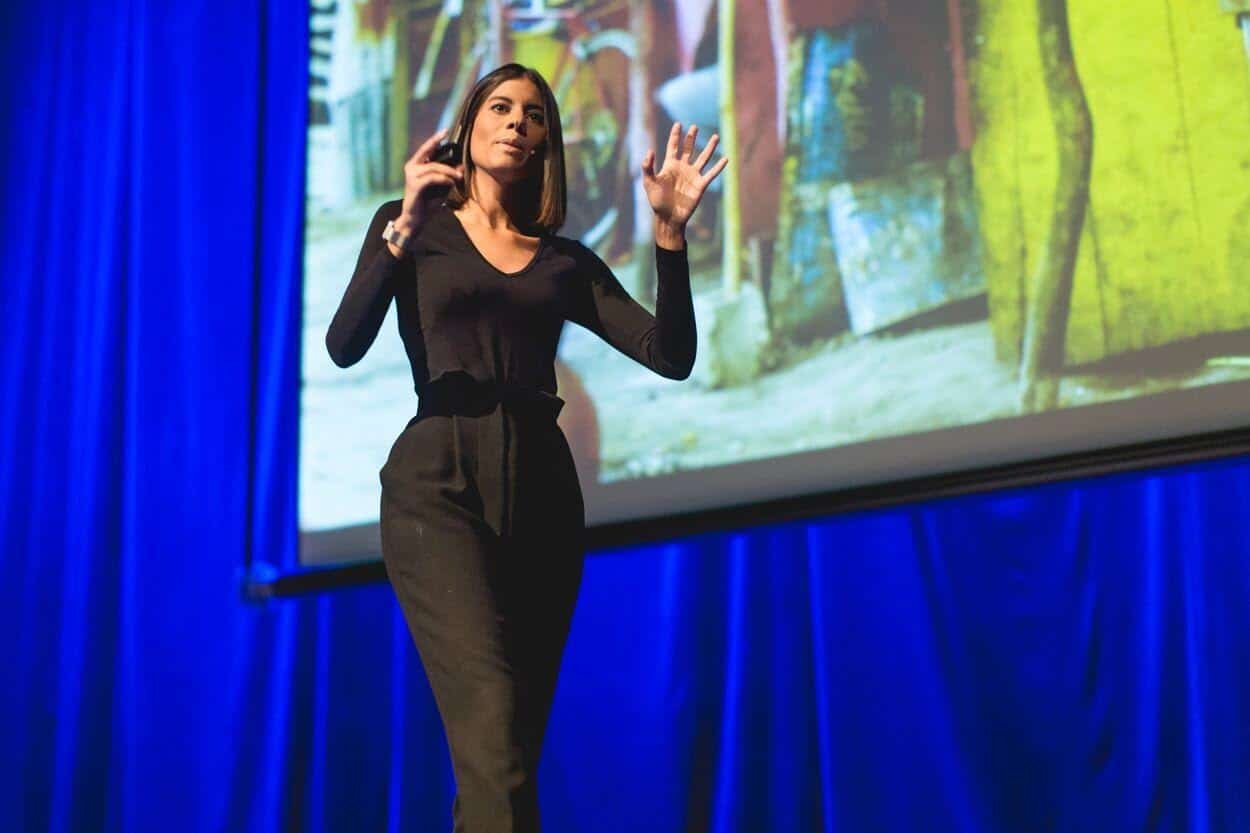 Paola Santana durante una presentación.