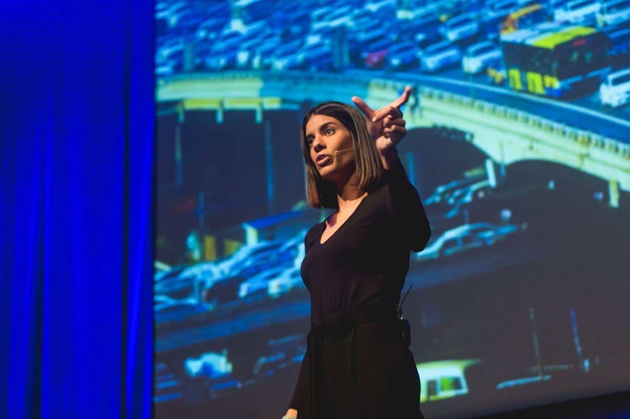 Paola Santana durante una presentación.