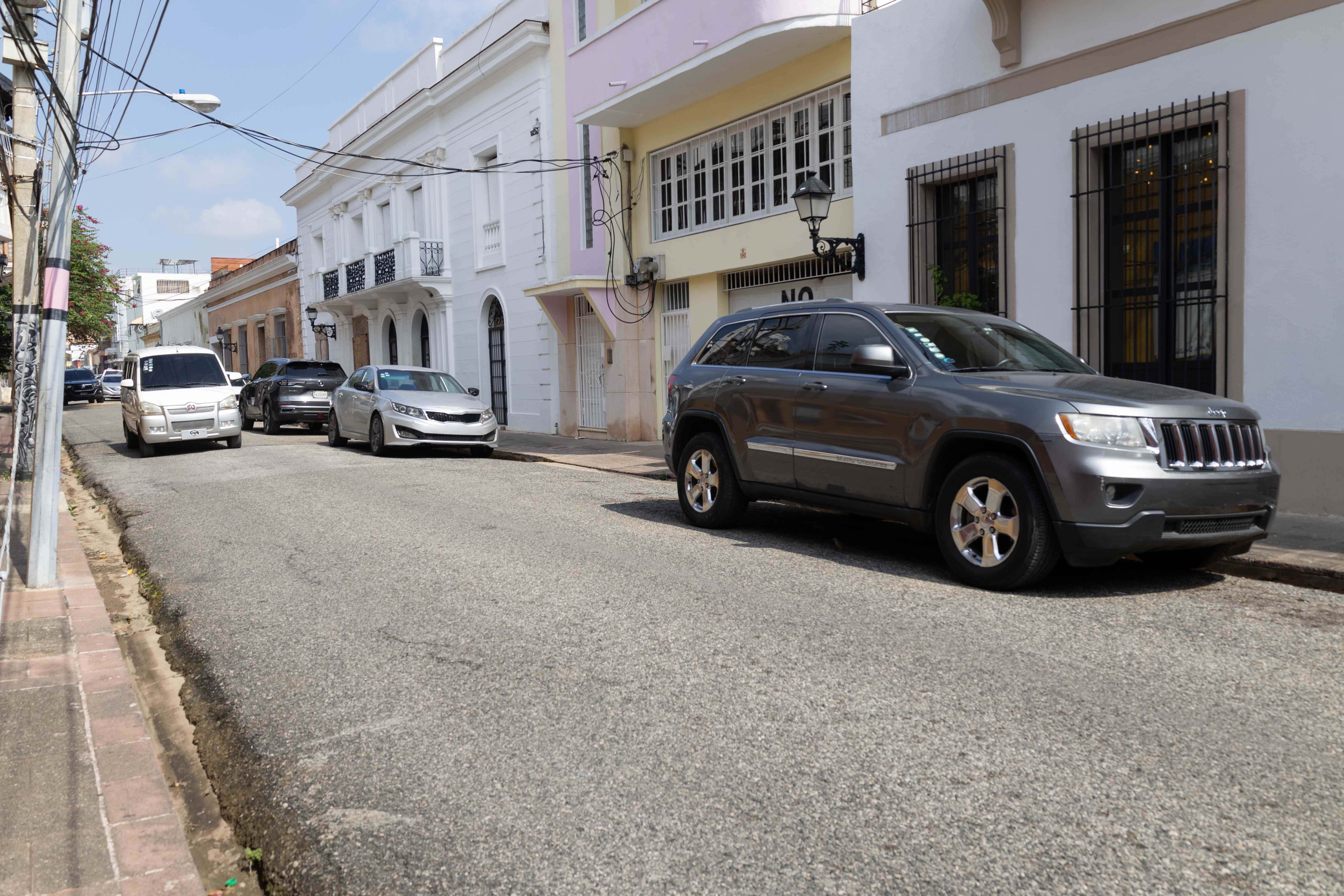 Algunos vehículos estaban estacionados en dirección sur-norte