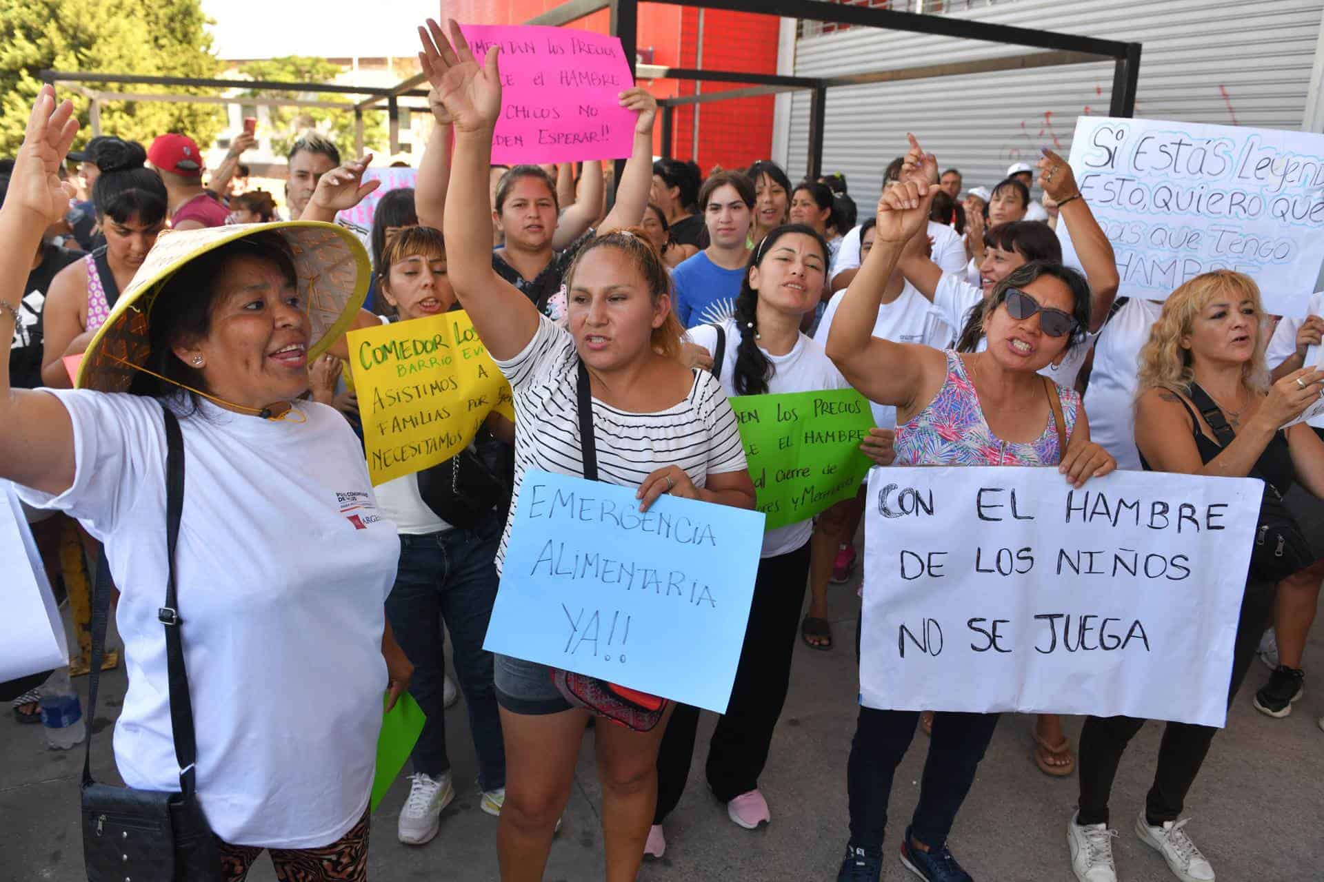 Organizaciones populares y movimientos sociales marchan a los supermercados en Argentina para protestar por la falta de asistencia alimentaria para comedores sociales por parte del Ejecutivo de Javier Milei, que alega que está desarrollando un método innovador para que las ayudas lleguen a quien le correspondan y no haya pasamanos con intermediarios.&nbsp;