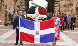 Funcionarios del Banco Central depositan ofrenda floral en el Altar de la Patria