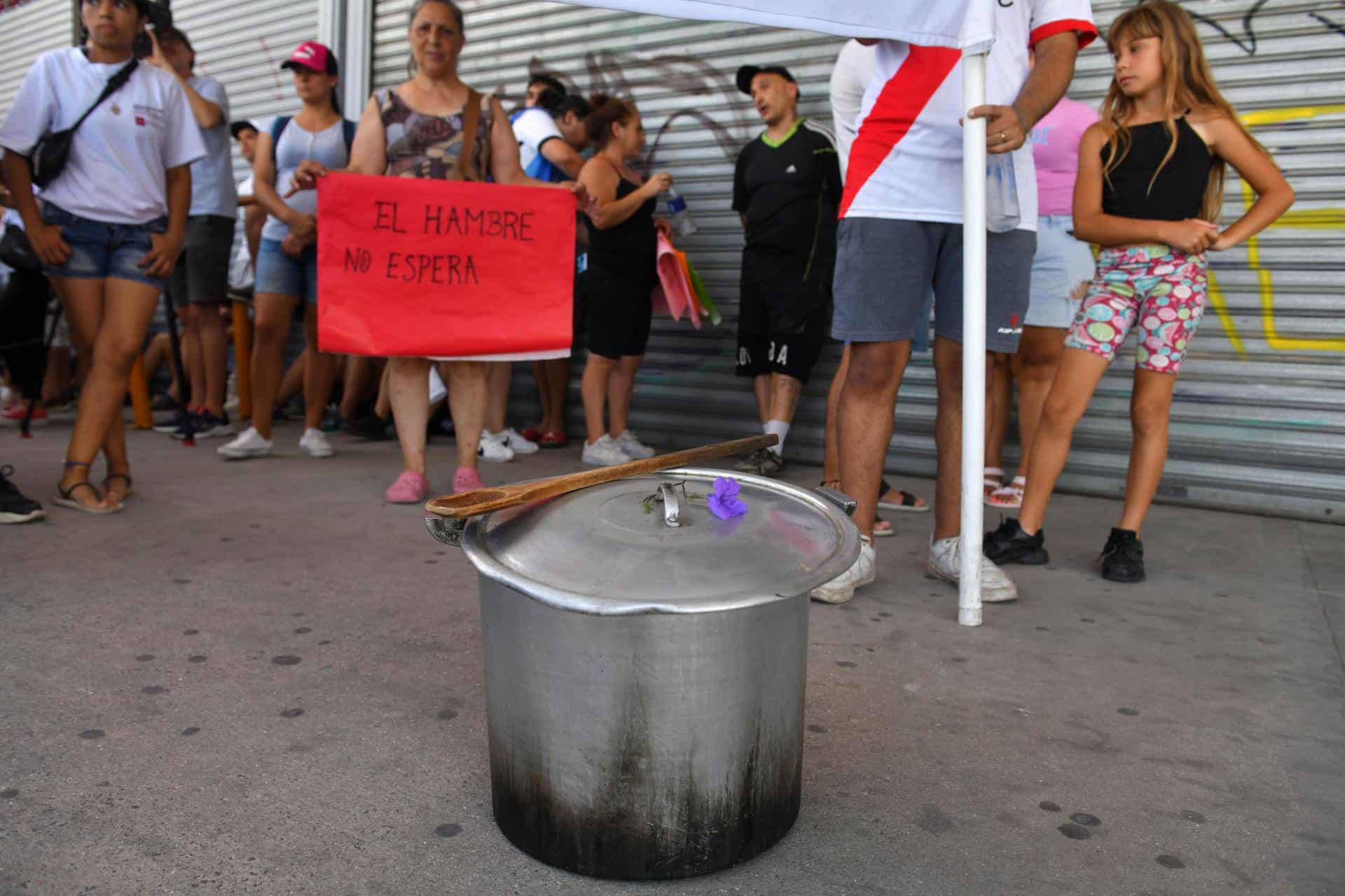 Manifestantes de la UTEP (Unión de Trabajadoras y Trabajadores de la Economía Popular) protestan en los exteriores del supermercado Coto hoy, en la localidad de Ciudadela, provincia de Buenos Aires (Argentina).