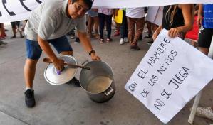 Las protestas del hambre llegan a las puertas de los supermercados argentinos