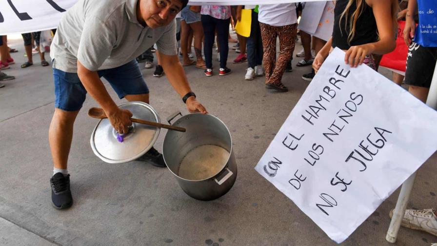 Las protestas del hambre llegan a las puertas de los supermercados argentinos