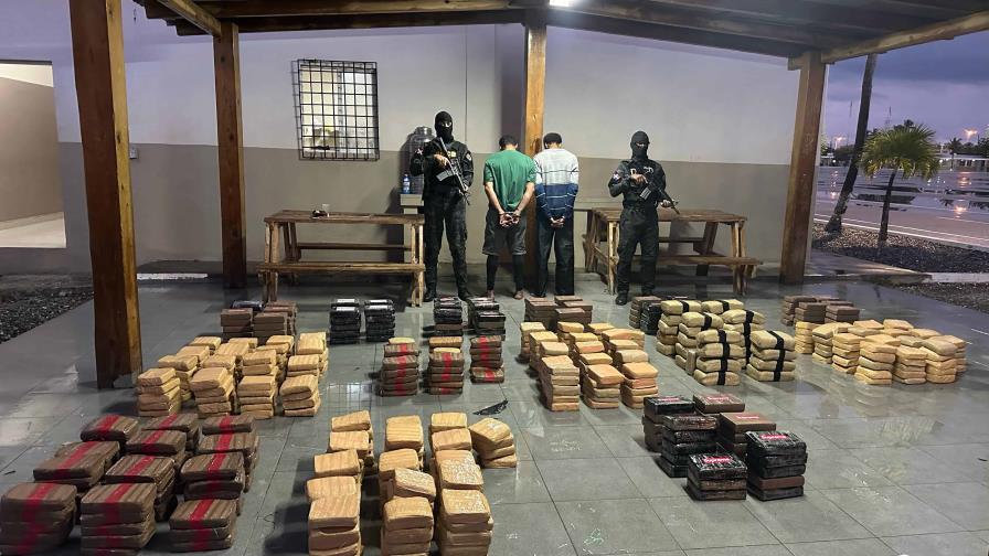 Autoridades interceptan lancha con 612 paquetes de drogas en Peravia