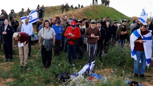 En Kerem Shalom, israelíes protestan contra la entrada de ayuda humanitaria en Gaza