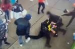 Cinco migrantes le entran a golpes a policías en Nueva York; caso genera controversia en EE.UU.