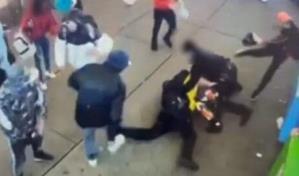 Cinco migrantes le entran a golpes a policías en Nueva York; caso genera controversia en EE.UU.