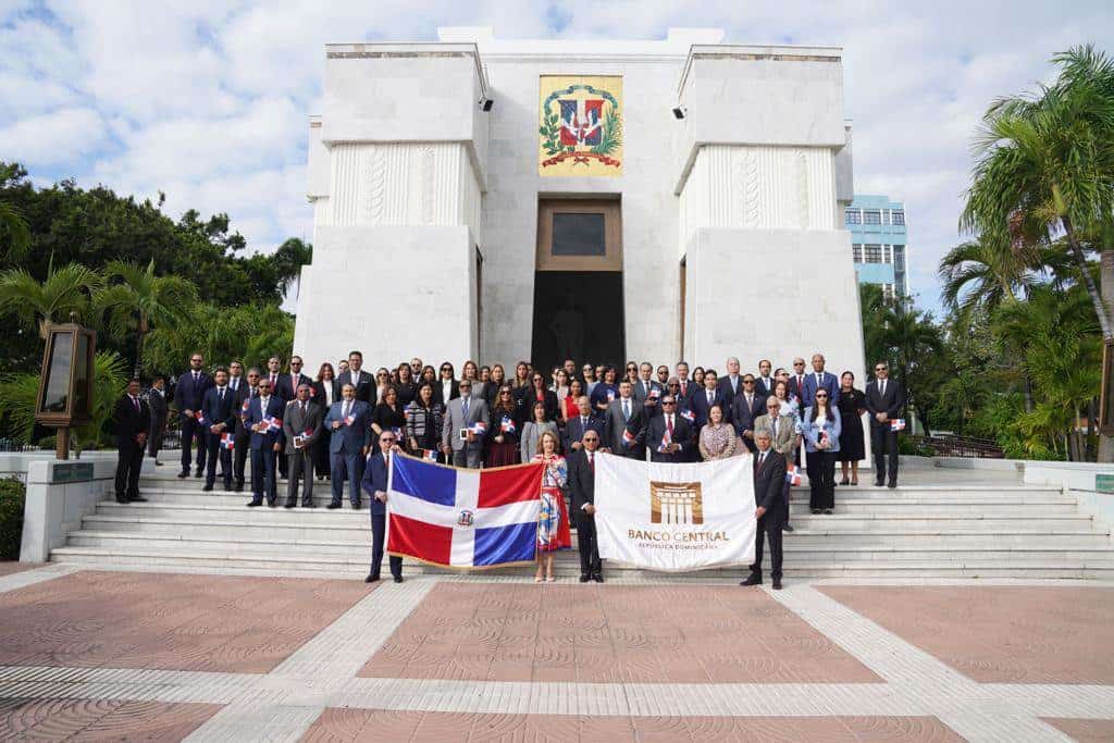 Comisión del Banco Central en el Altar de la Patria.