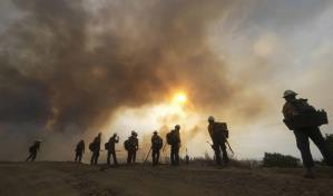 El calor extremo y el humo de incendios, la doble amenaza a la salud de grupos vulnerables en EE.UU.