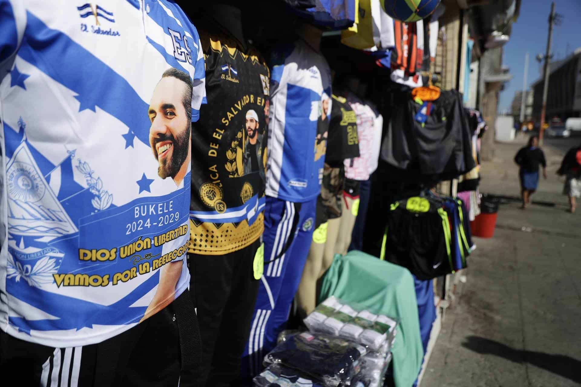 Fotografía de camisetas a la venta con la imagen del presidente de El Salvador, Nayib Bukele.