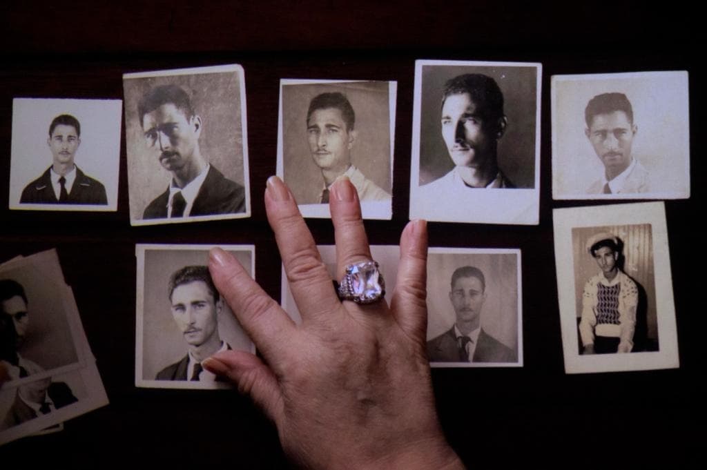 Hija de Fuentes Berg observa sus fotografías.