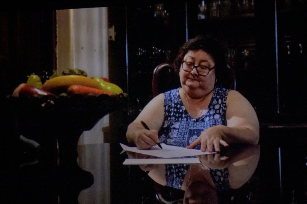 Gladys Fuentes, hija de Fuentes Berg observa sus fotografías.