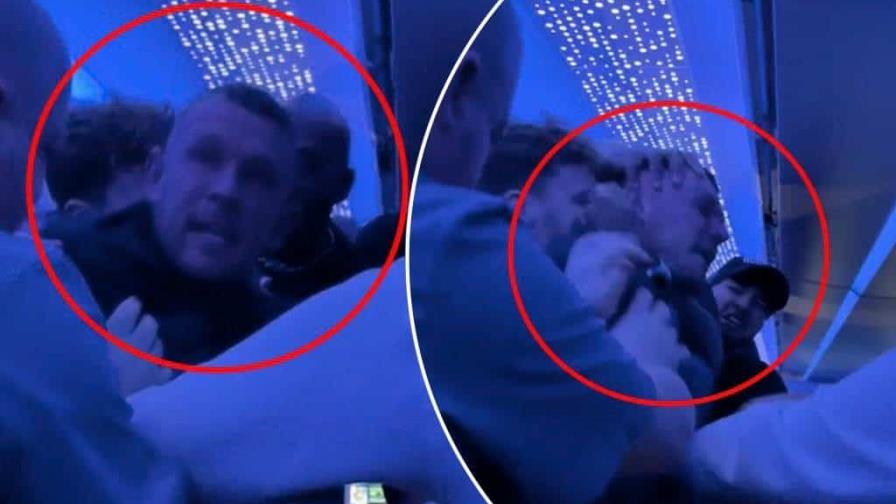 Pasajero de JetBlue detenido en pleno vuelo tras emborracharse y abusar de tripulantes de cabina Pasajero de JetBlue detenido en pleno vuelo tras emborracharse y abusar de tripulantes de cabina