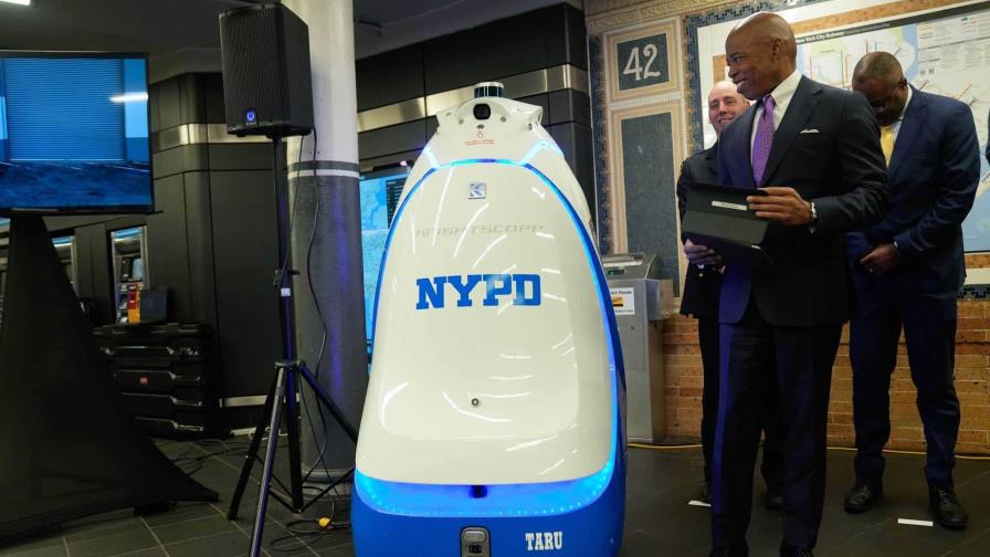 Nueva York jubila al robot policía de Times Square tras solo tres meses de trabajo