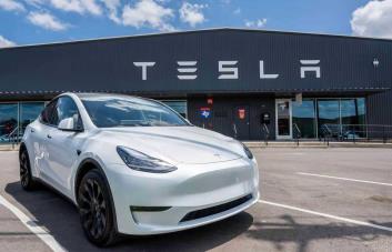 Tesla llama a revisión a 2,193,869 vehículos por el tamaño incorrecto de unas letras