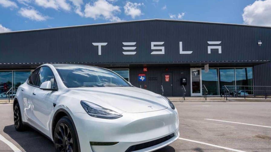 Tesla llama a revisión a 2,193,869 vehículos por el tamaño incorrecto de unas letras