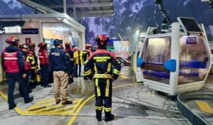 Una docena de personas evacuadas tras quedar atrapadas en un teleférico en la capital de Ecuador