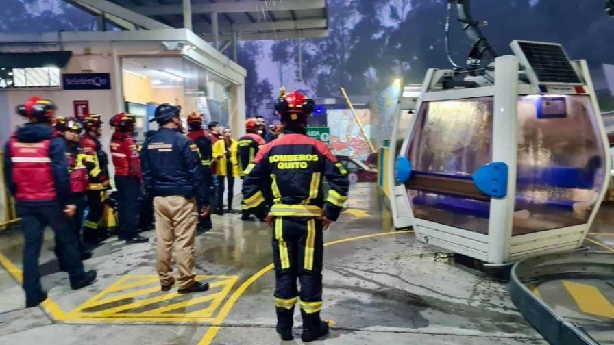 Una docena de personas evacuadas tras quedar atrapadas en un teleférico en la capital de Ecuador