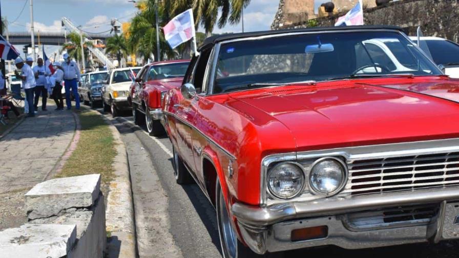 Caravana de la Patria: Desfile de autos antiguos en el Distrito Nacional