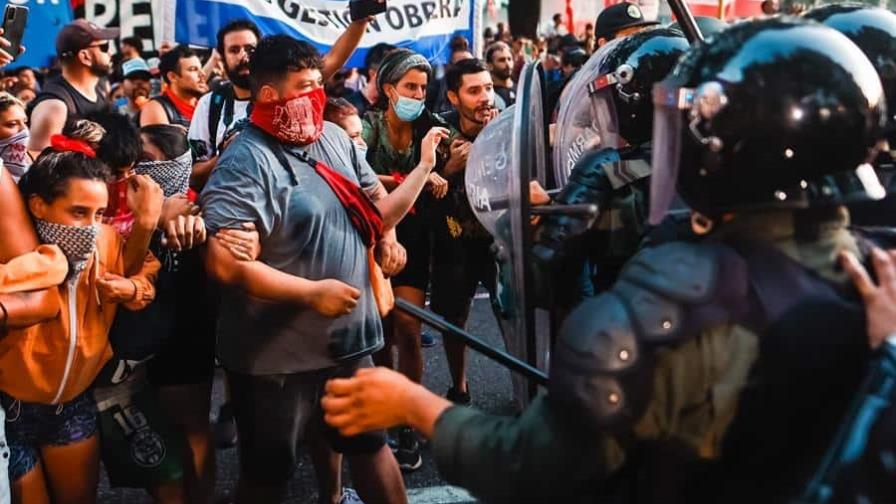 Enfrentamientos frente al Congreso argentino, totalmente atrincherado por la policía