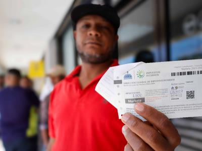 Agotamiento de marbetes y ventas limitadas provocan largas filas